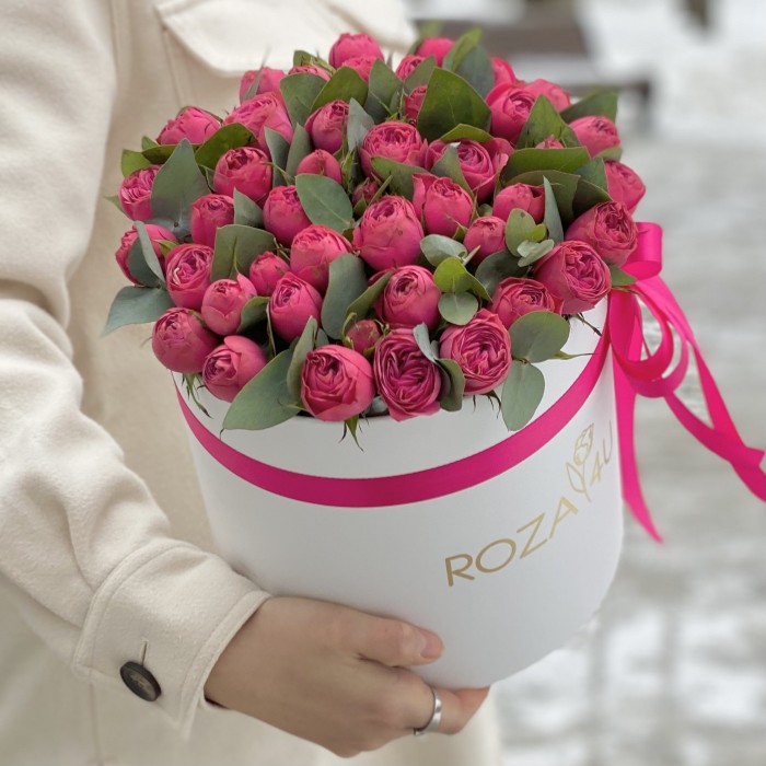 Яркие пионовидные розы в коробке Гранд Трендсеттер